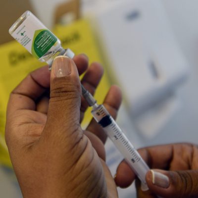 Rio de Janeiro - Vacinação contra a gripe na clínica da família Sérgio Vieira de Mello, região central da cidade. O início da vacinação contra a gripe foi antecipado para esta segunda-feira(25), em todo o estado do Rio de Janeiro, para gestantes e crianças com idades a partir de seis meses e menores de cinco anos, além de pacientes renais crônicos. (Tânia Rêgo/Agência Brasil)
